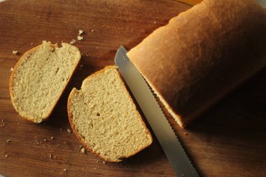 Tahtada saklanmış ev yapımı buğday ekmeği dilimleri..