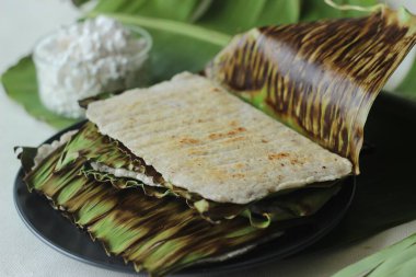 Ok kökü Ottada sağlıklı bir aperatiftir. Hindistan ceviziyle harmanlanmış ok kökünden yapılmış. Muz yaprağıyla sarılmış Appam gibi bir tavada pişirilmiş. Kerala 'nın Malabar bölgesinde popüler.