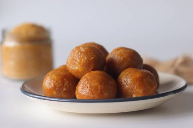 Kırsal bir arka planda Jackfruit laddus, Püreed Jackfruit, ham şeker ve hindistan cevizi ile yapılır. Güney Hindistan tatlısı, bölgesel tatlar yoluyla gelenek, konfor ve kutlamaları çağrıştırıyor.