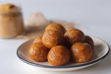 Kırsal bir arka planda Jackfruit laddus, Püreed Jackfruit, ham şeker ve hindistan cevizi ile yapılır. Güney Hindistan tatlısı, bölgesel tatlar yoluyla gelenek, konfor ve kutlamaları çağrıştırıyor.