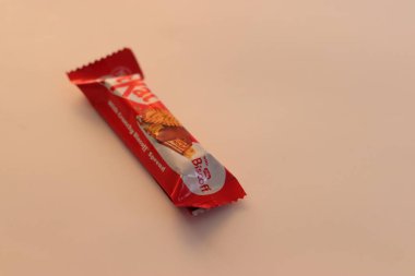 Tokyo, Japonya, 14 Aralık 2025. Tokyo Shima Lemonflavated KitKat çikolataları ve bir paket çikolata, Japon pazarı için üretilen bölgesel bir narenciye çeşitliliğini vurgulayan bir fotoğraf için düzenlenmiştir.