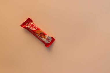 Tokyo, Japonya, 14 Aralık 2025. Tokyo Shima Lemonflavated KitKat çikolataları ve bir paket çikolata, Japon pazarı için üretilen bölgesel bir narenciye çeşitliliğini vurgulayan bir fotoğraf için düzenlenmiştir.