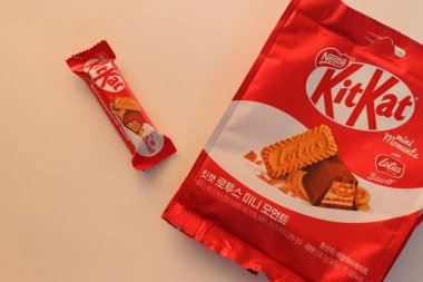 Tokyo, Japonya, 14 Aralık 2025. Tokyo Shima Lemonflavated KitKat çikolataları ve bir paket çikolata, Japon pazarı için üretilen bölgesel bir narenciye çeşitliliğini vurgulayan bir fotoğraf için düzenlenmiştir.