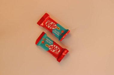 Tokyo, Japonya, 14 Aralık 2025. Tokyo Shima Lemonflavated KitKat çikolataları ve bir paket çikolata, Japon pazarı için üretilen bölgesel bir narenciye çeşitliliğini vurgulayan bir fotoğraf için düzenlenmiştir.