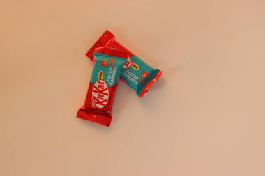 Tokyo, Japonya, 14 Aralık 2025. Tokyo Shima Lemonflavated KitKat çikolataları ve bir paket çikolata, Japon pazarı için üretilen bölgesel bir narenciye çeşitliliğini vurgulayan bir fotoğraf için düzenlenmiştir.