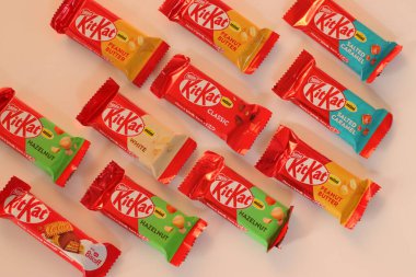 Tokyo, Japonya, 14 Aralık 2025. Çeşitli aromalı KitKat Mini çikolataları, Japon pazarında bulunan KitKat ürünlerinin çeşitliliğini vurgulayan bir fotoğraf için düzenlenmiştir.