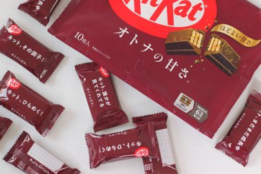 Tokyo, Japonya, 14 Aralık 2025: Fuji yabanmersinli cheesecake Dağı aromalı KitKat çikolatalı gofret parçaları ve perakende paketleme Japonya 'ya özel bölgesel hediyelik eşya ürünleri sergileniyor