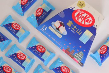 Tokyo, Japonya, 14 Aralık 2025: Fuji yabanmersinli cheesecake Dağı aromalı KitKat çikolatalı gofret parçaları ve perakende paketleme Japonya 'ya özel bölgesel hediyelik eşya ürünleri sergileniyor