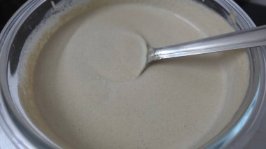 Kepçeli kremalı kremalı kek hamuru. Islak kinoadan yapılmış pürüzsüz glütensiz karışım, sağlıklı kahvaltı krepleri ve bitki bazlı pişirme için ideal..