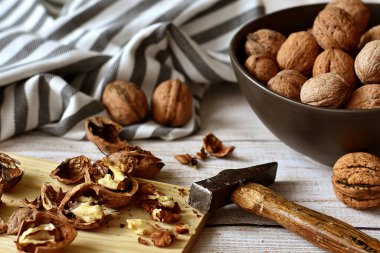 Cevizler masada ve tabakta..