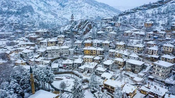 Bolu / Goynuk, mimarisini ve doğallığını koruyan ve geleneklerini devam ettiren bir yer. Kışın çok güzeldir ve insanlara güzel manzaralar sunar..