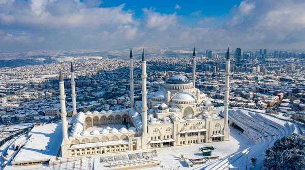 Camlica Camii, Türkiye 'nin İstanbul ilinde yer alan bir camidir. Cami, cumhuriyet tarihindeki en büyük camidir. Bu büyük caminin muhteşem manzarası birçok insanı hem kışın hem de diğer mevsimlerde büyülüyor..
