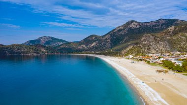 Fethiye 'de Mavi Göl olarak da bilinen Oludeniz' in panoramik çekimi. Türkiye 'nin güneybatısında yer almaktadır ve mavi denizi, havası ve kıyılarıyla turistik bir ilgi odağı olmuştur..