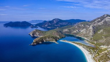 Fethiye 'de Mavi Göl olarak da bilinen Oludeniz' in panoramik çekimi. Türkiye 'nin güneybatısında yer almaktadır ve mavi denizi, havası ve kıyılarıyla turistik bir ilgi odağı olmuştur..