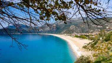 Fethiye 'de Mavi Göl olarak da bilinen Oludeniz' in panoramik çekimi. Türkiye 'nin güneybatısında yer almaktadır ve mavi denizi, havası ve kıyılarıyla turistik bir ilgi odağı olmuştur..