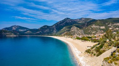 Fethiye 'de Mavi Göl olarak da bilinen Oludeniz' in panoramik çekimi. Türkiye 'nin güneybatısında yer almaktadır ve mavi denizi, havası ve kıyılarıyla turistik bir ilgi odağı olmuştur..