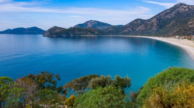 Türkiye 'nin Fethiye ilçesi Oludeniz' in inanılmaz manzarası. Sıcak iklimi ve temiz havası nedeniyle, turistler için önemli bir ziyaret noktası oldu. Görülmesi gereken en güzel yerlerden biri.