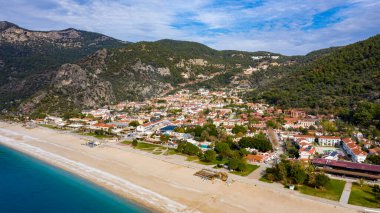 Türkiye 'nin Fethiye ilçesi Oludeniz' in inanılmaz manzarası. Sıcak iklimi ve temiz havası nedeniyle, turistler için önemli bir ziyaret noktası oldu. Görülmesi gereken en güzel yerlerden biri.