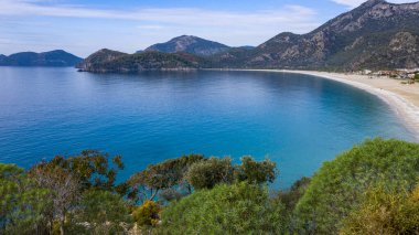 Türkiye 'nin Fethiye ilçesi Oludeniz' in inanılmaz manzarası. Sıcak iklimi ve temiz havası nedeniyle, turistler için önemli bir ziyaret noktası oldu. Görülmesi gereken en güzel yerlerden biri.
