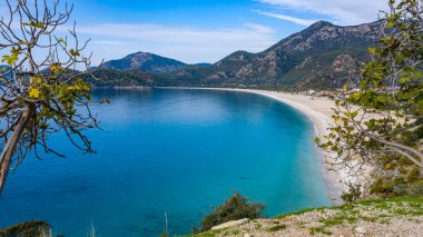 Türkiye 'nin Fethiye ilçesi Oludeniz' in inanılmaz manzarası. Sıcak iklimi ve temiz havası nedeniyle, turistler için önemli bir ziyaret noktası oldu. Görülmesi gereken en güzel yerlerden biri.