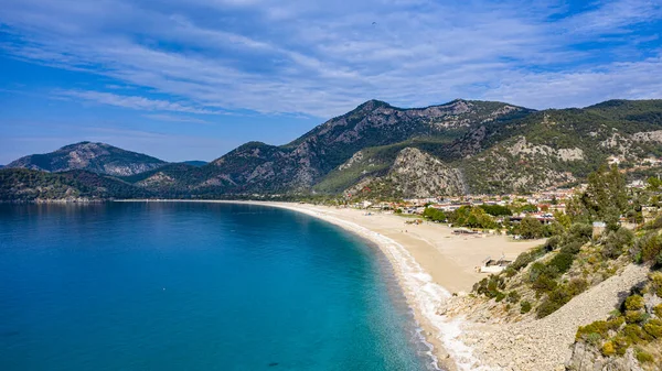 Fethiye 'de Mavi Göl olarak da bilinen Oludeniz' in panoramik çekimi. Türkiye 'nin güneybatısında yer almaktadır ve mavi denizi, havası ve kıyılarıyla turistik bir ilgi odağı olmuştur..