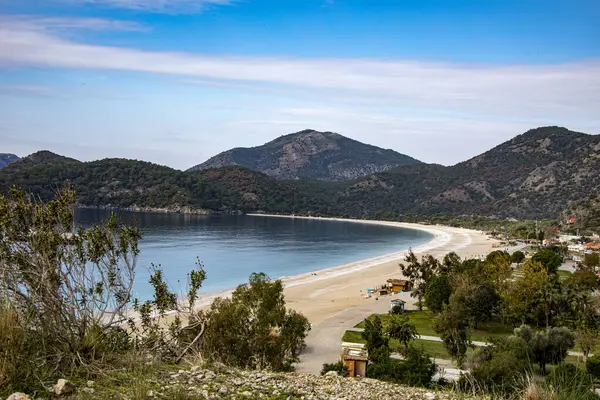 Fethiye 'de Mavi Göl olarak da bilinen Oludeniz' in panoramik çekimi. Türkiye 'nin güneybatısında yer almaktadır ve mavi denizi, havası ve kıyılarıyla turistik bir ilgi odağı olmuştur..