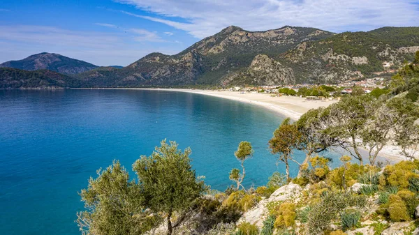 Türkiye 'nin Fethiye ilçesi Oludeniz' in inanılmaz manzarası. Sıcak iklimi ve temiz havası nedeniyle, turistler için önemli bir ziyaret noktası oldu. Görülmesi gereken en güzel yerlerden biri.
