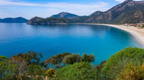 Türkiye 'nin Fethiye ilçesi Oludeniz' in inanılmaz manzarası. Sıcak iklimi ve temiz havası nedeniyle, turistler için önemli bir ziyaret noktası oldu. Görülmesi gereken en güzel yerlerden biri.
