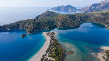 Türkiye 'nin Fethiye ilçesi Oludeniz' in inanılmaz manzarası. Sıcak iklimi ve temiz havası nedeniyle, turistler için önemli bir ziyaret noktası oldu. Görülmesi gereken en güzel yerlerden biri.