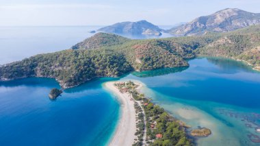 Türkiye 'nin Fethiye ilçesi Oludeniz' in inanılmaz manzarası. Sıcak iklimi ve temiz havası nedeniyle, turistler için önemli bir ziyaret noktası oldu. Görülmesi gereken en güzel yerlerden biri.