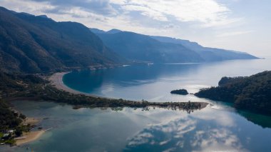 Türkiye 'nin Fethiye ilçesi Oludeniz' in inanılmaz manzarası. Sıcak iklimi ve temiz havası nedeniyle, turistler için önemli bir ziyaret noktası oldu. Görülmesi gereken en güzel yerlerden biri.