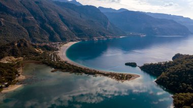 Türkiye 'nin Fethiye ilçesi Oludeniz' in inanılmaz manzarası. Sıcak iklimi ve temiz havası nedeniyle, turistler için önemli bir ziyaret noktası oldu. Görülmesi gereken en güzel yerlerden biri.