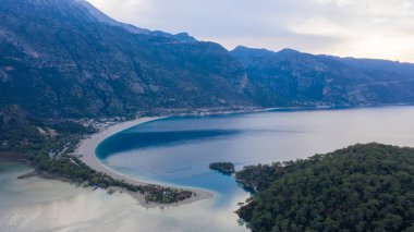 Türkiye 'nin Fethiye ilçesi Oludeniz' in inanılmaz manzarası. Sıcak iklimi ve temiz havası nedeniyle, turistler için önemli bir ziyaret noktası oldu. Görülmesi gereken en güzel yerlerden biri.