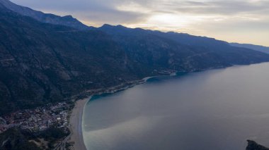 Türkiye 'nin Fethiye ilçesi Oludeniz' in inanılmaz manzarası. Sıcak iklimi ve temiz havası nedeniyle, turistler için önemli bir ziyaret noktası oldu. Görülmesi gereken en güzel yerlerden biri.