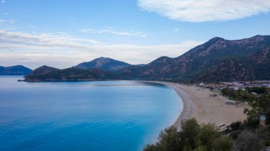 Türkiye 'nin Fethiye ilçesi Oludeniz' in inanılmaz manzarası. Sıcak iklimi ve temiz havası nedeniyle, turistler için önemli bir ziyaret noktası oldu. Görülmesi gereken en güzel yerlerden biri.