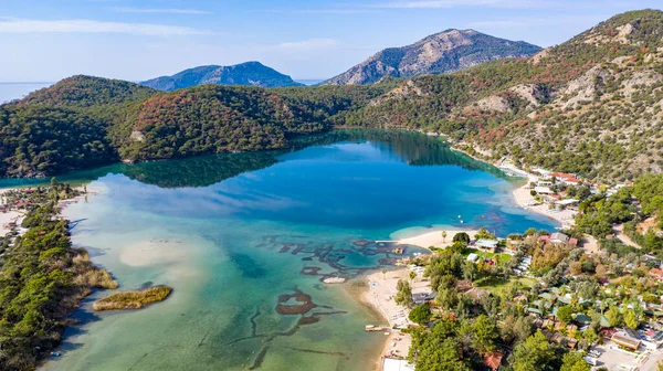 Türkiye 'nin Fethiye ilçesi Oludeniz' in inanılmaz manzarası. Sıcak iklimi ve temiz havası nedeniyle, turistler için önemli bir ziyaret noktası oldu. Görülmesi gereken en güzel yerlerden biri.