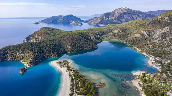 Türkiye 'nin Fethiye ilçesi Oludeniz' in inanılmaz manzarası. Sıcak iklimi ve temiz havası nedeniyle, turistler için önemli bir ziyaret noktası oldu. Görülmesi gereken en güzel yerlerden biri.