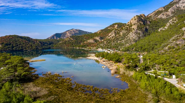 Türkiye 'nin Fethiye ilçesi Oludeniz' in inanılmaz manzarası. Sıcak iklimi ve temiz havası nedeniyle, turistler için önemli bir ziyaret noktası oldu. Görülmesi gereken en güzel yerlerden biri.