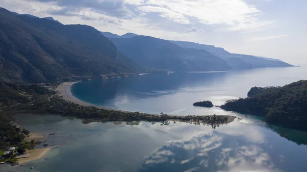 Türkiye 'nin Fethiye ilçesi Oludeniz' in inanılmaz manzarası. Sıcak iklimi ve temiz havası nedeniyle, turistler için önemli bir ziyaret noktası oldu. Görülmesi gereken en güzel yerlerden biri.