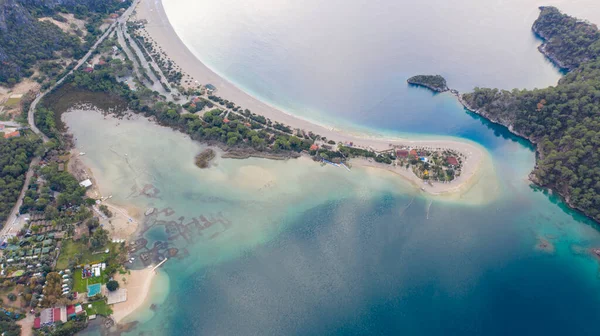 Türkiye 'nin Fethiye ilçesi Oludeniz' in inanılmaz manzarası. Sıcak iklimi ve temiz havası nedeniyle, turistler için önemli bir ziyaret noktası oldu. Görülmesi gereken en güzel yerlerden biri.