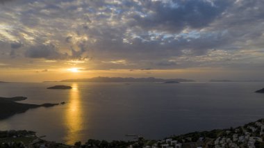 Deniz üzerinde bulutlarla dolu güzel bir gökyüzü manzarası