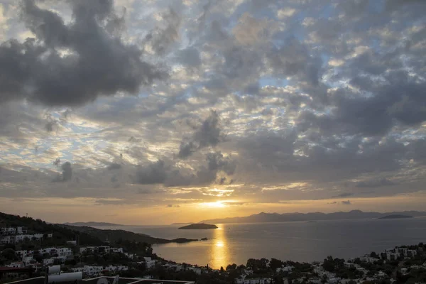 Türkiye 'nin Bodrum kentinde günbatımının güzel bir görüntüsü.