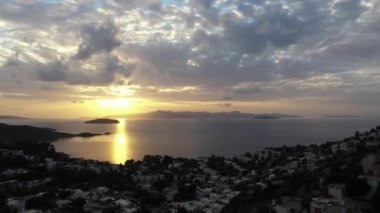Türkiye 'nin Bodrum kentinde güzel bir denizi yakalayan manzaranın panoramik bir fotoğrafı.