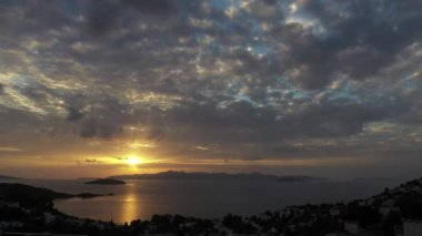 Türkiye 'nin Bodrum kentinde güzel bir denizi yakalayan manzaranın panoramik bir fotoğrafı.