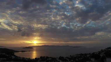 Türkiye 'nin Bodrum kentinde güzel bir denizi yakalayan manzaranın panoramik bir fotoğrafı.