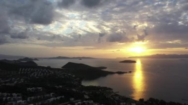 Türkiye 'nin Bodrum kentinde güzel bir denizi yakalayan manzaranın panoramik bir fotoğrafı.