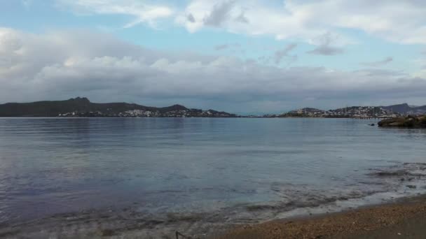 Une photo panoramique d'un paysage qui capture une belle mer à Bodrum, Turquie. — Video