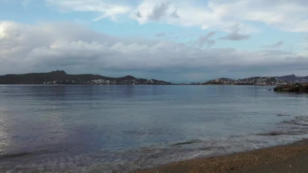 Een panoramische foto van een landschap dat een prachtige zee in Bodrum vangt, Turkije. — Stockvideo