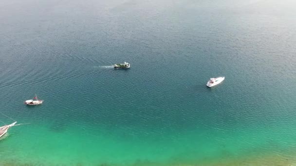 Ein Panoramabild von Bodrum und seinem Meer und den Booten darauf. — Stockvideo