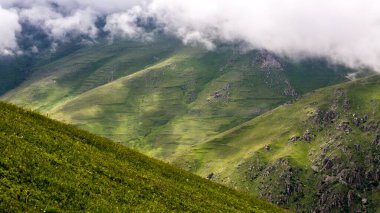 Yüksek çözünürlüklü, muhteşem bir dağ manzarası İHA kamerasıyla yüksek bir açıdan çekildi. Bu manzaraya çok yüksek bulutlar eşlik eder, nadir bir bauty vardır..